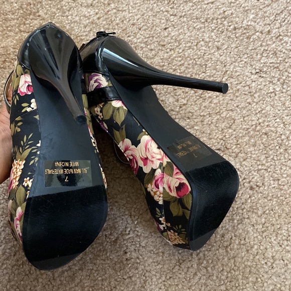 6” Strappy stiletto heels platform floral print - Picture 7 of 7